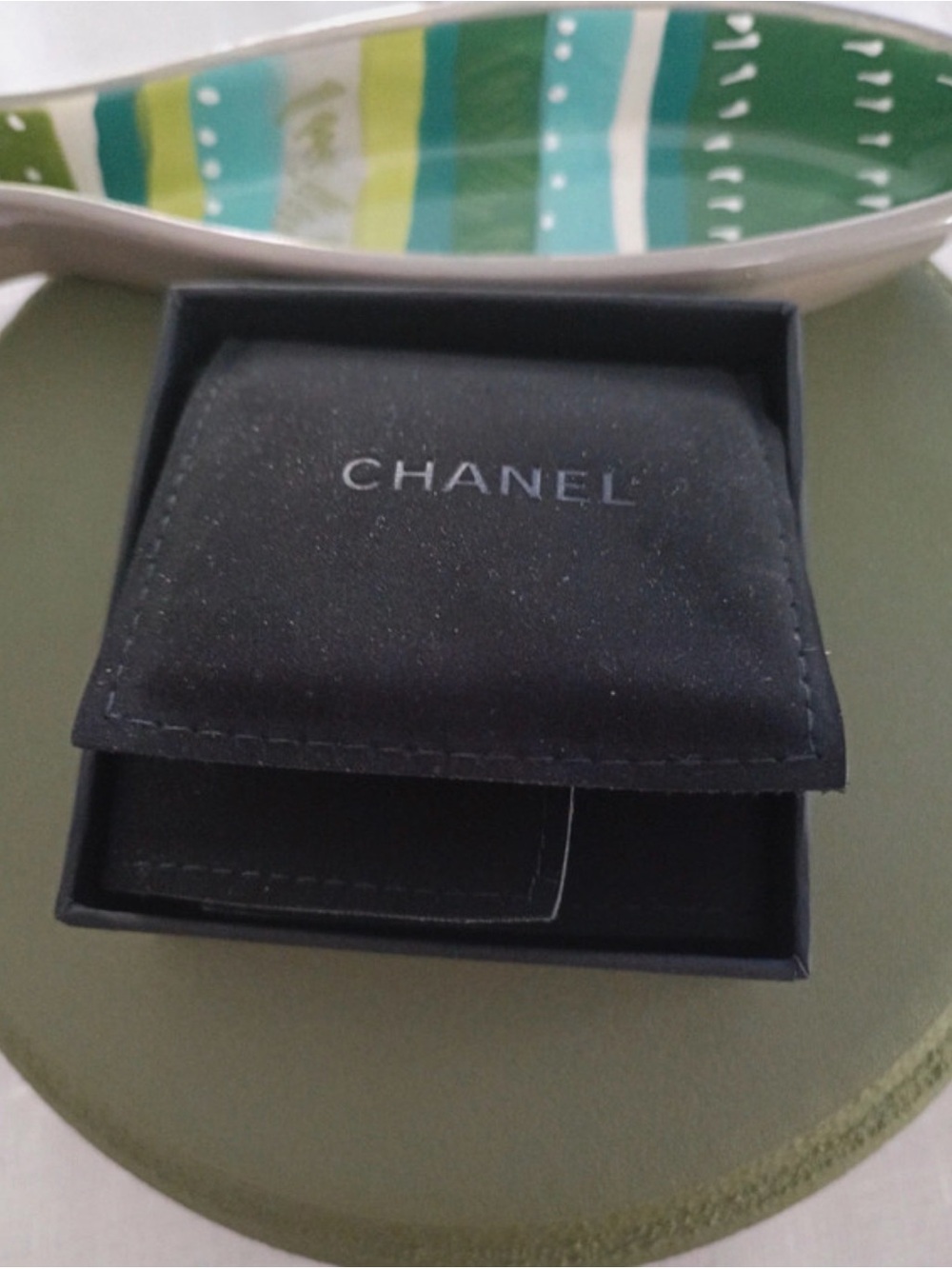 CHANEL Gold-Tone Bow Brooch with Pink Crystal and Pearls - NWOT - with box - Picture 6 of 7